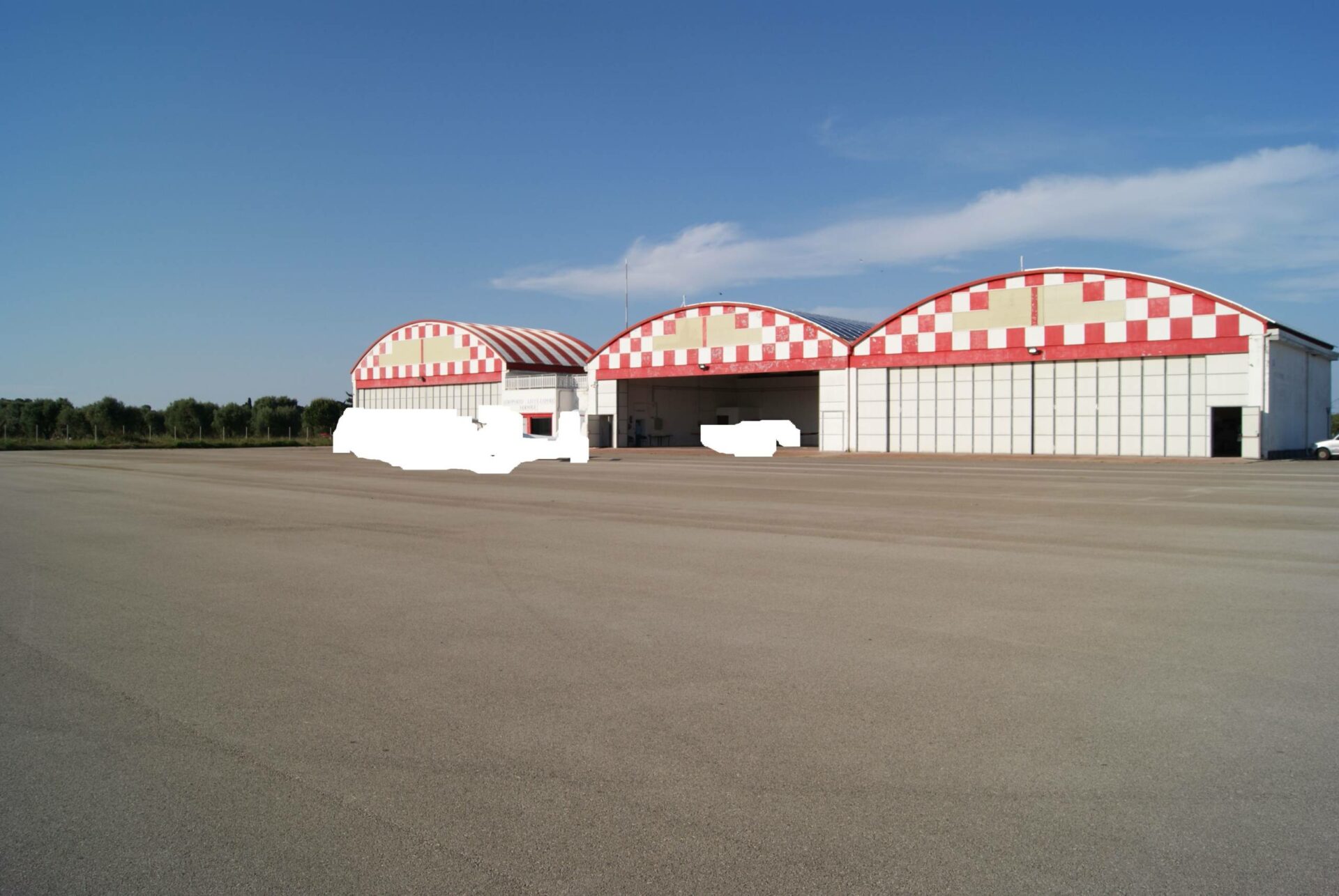 Lecce-San Cataldo località Lepore due hangar in locazione