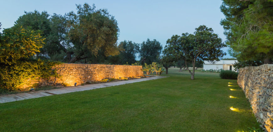 Grottaglie villa rifinita in parco con piscina