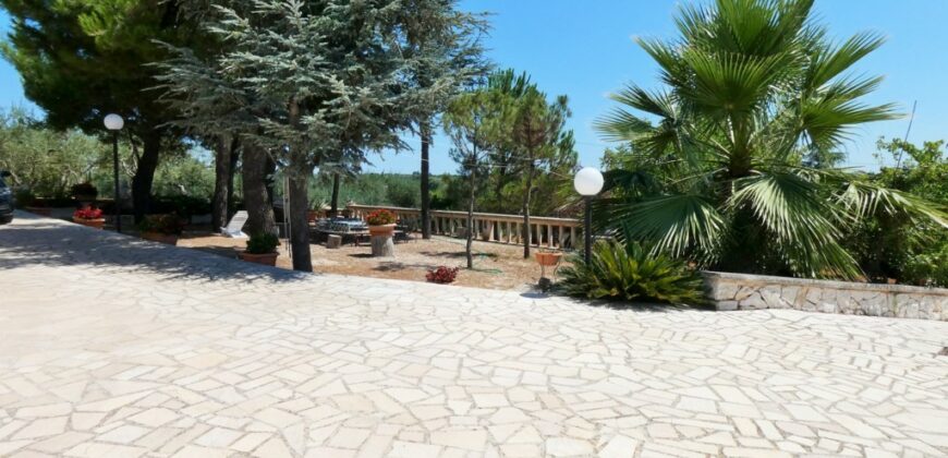 Putignano Villa panoramica in ottimo stato con giardino attrezzato