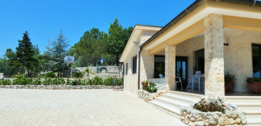 Putignano Villa panoramica in ottimo stato con giardino attrezzato