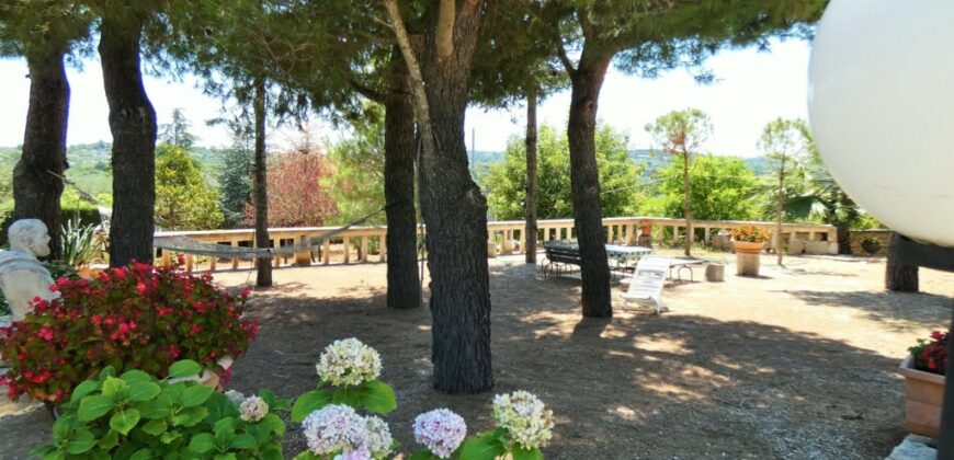 Putignano Villa panoramica in ottimo stato con giardino attrezzato
