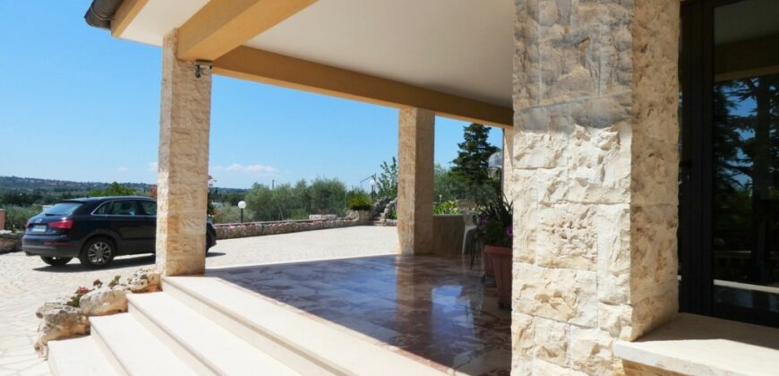 Putignano Villa panoramica in ottimo stato con giardino attrezzato