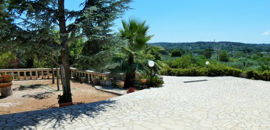 Putignano Villa panoramica in ottimo stato con giardino attrezzato