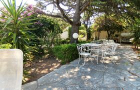 Litoranea Gallipoli-Santa Maria al Bagno proprietà con giardino vista mare