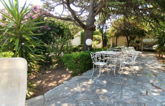 Litoranea Gallipoli-Santa Maria al Bagno proprietà con giardino vista mare