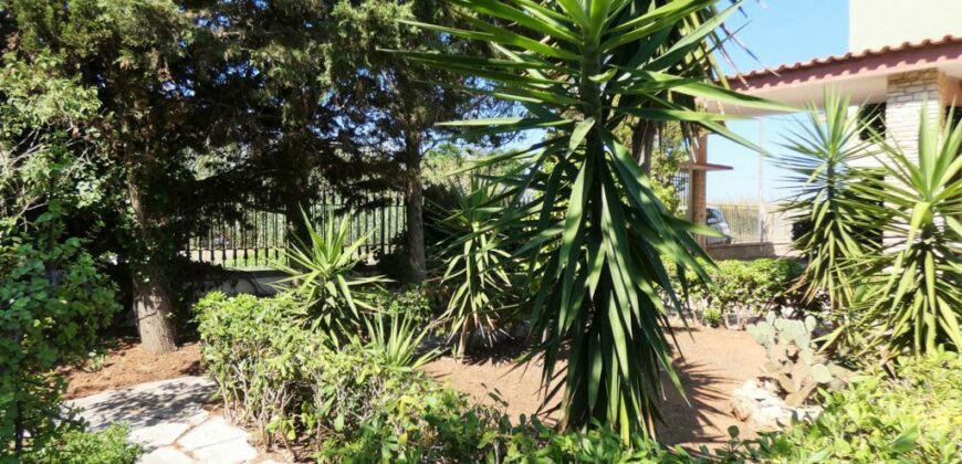 Litoranea Gallipoli-Santa Maria al Bagno proprietà con giardino vista mare