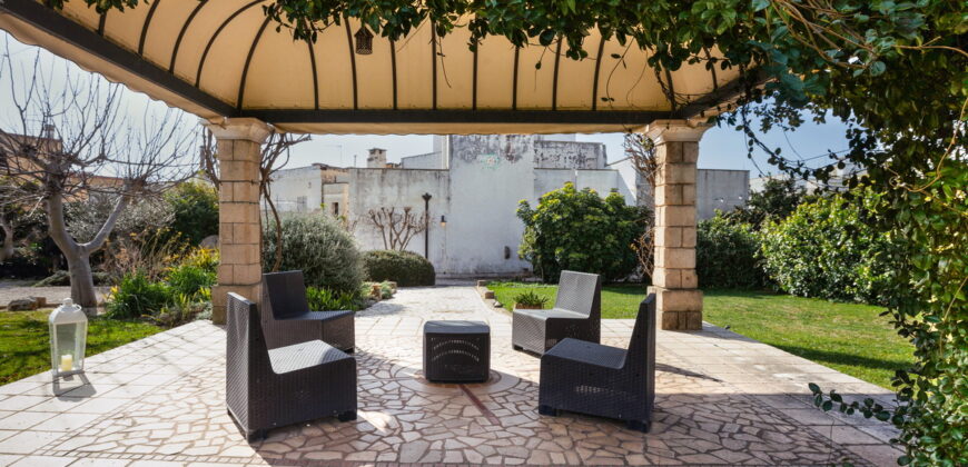 Tuglie centro storico Palazzo dell’800 con grande giardino