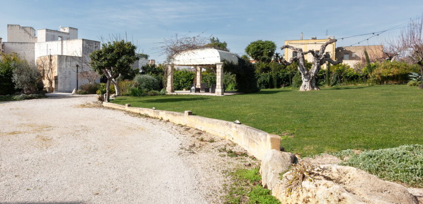 Tuglie centro storico Palazzo dell’800 con grande giardino