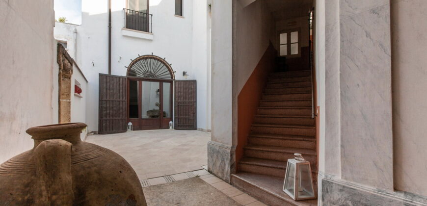 Tuglie centro storico Palazzo dell’800 con grande giardino
