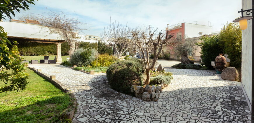 Tuglie centro storico Palazzo dell’800 con grande giardino