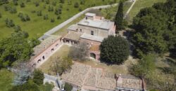 Castel Del Monte storica masseria a corte immersa nel verde