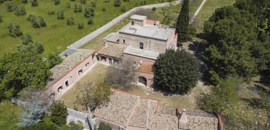 Castel Del Monte storica masseria a corte immersa nel verde