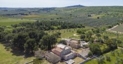 Castel Del Monte storica masseria a corte immersa nel verde