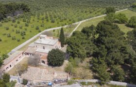 Castel Del Monte storica masseria a corte immersa nel verde