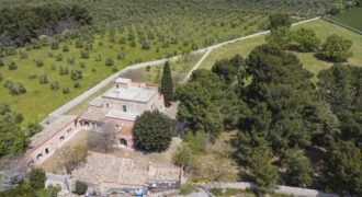 Castel Del Monte storica masseria a corte immersa nel verde