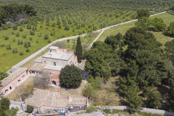 Castel Del Monte storica masseria a corte immersa nel verde