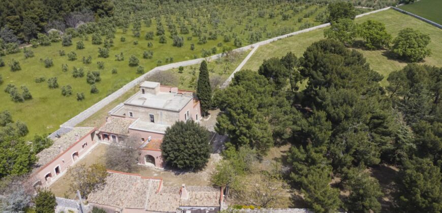 Castel Del Monte storica masseria a corte immersa nel verde