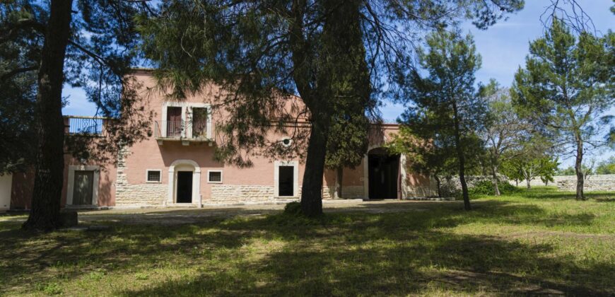 Castel Del Monte storica masseria a corte immersa nel verde