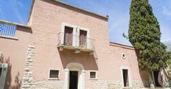 Castel Del Monte storica masseria a corte immersa nel verde