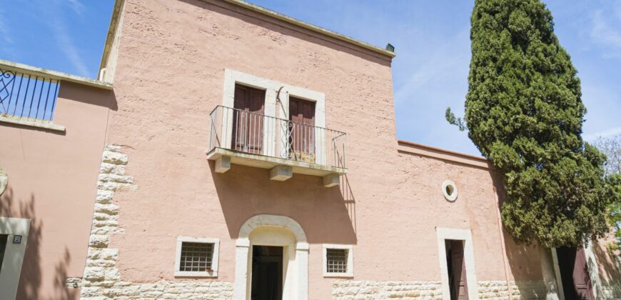 Castel Del Monte storica masseria a corte immersa nel verde