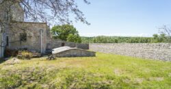 Castel Del Monte storica masseria a corte immersa nel verde