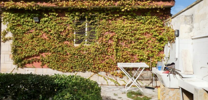 Gallipoli a pochi passi da Porto Gaio sulla litoranea per Santa Maria al Bagno a soli 100 mt dal mare villa con giardino