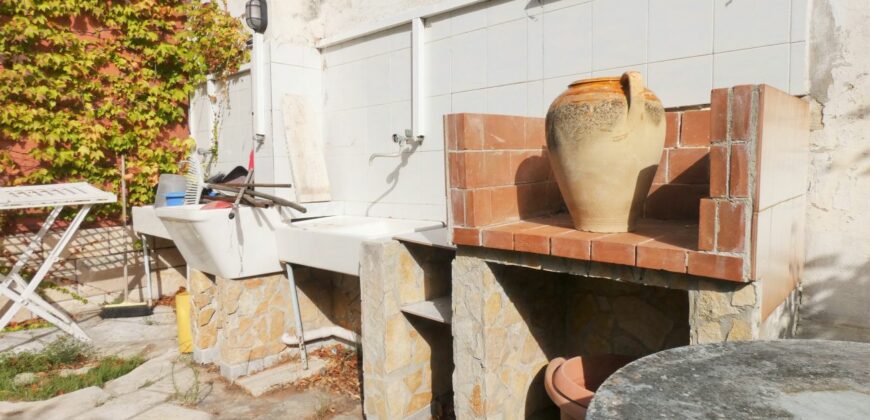 Gallipoli a pochi passi da Porto Gaio sulla litoranea per Santa Maria al Bagno a soli 100 mt dal mare villa con giardino