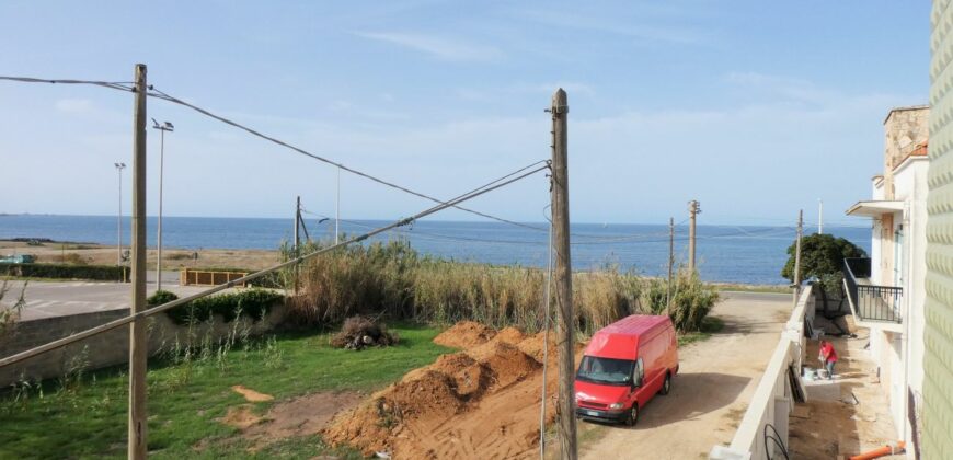 Gallipoli a pochi passi da Porto Gaio sulla litoranea per Santa Maria al Bagno a soli 100 mt dal mare villa con giardino