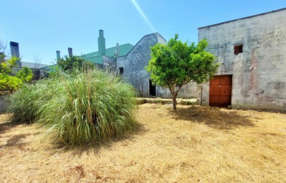 Giuggianello, deliziosa casa indipendente con giardino da ristrutturare