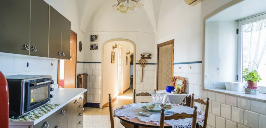 Lecce, centro storico a pochi passi dal Duomo, luminoso appartamento di grande metratura