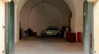 Centro storico c/o P.tta Santa Chiara Garage ampia metratura