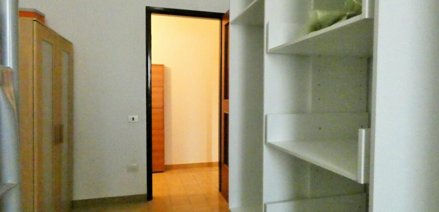 Zona Salesiani comodo appartamento con due letto e garage