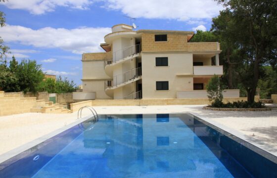 Spongano appartamento quadrilocale in residence con piscina