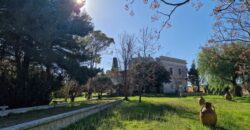 In agro di San Cesario Antico Casale dell’ 800 con piscina e campo da tennis