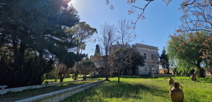 In agro di San Cesario Antico Casale dell’ 800 con piscina e campo da tennis