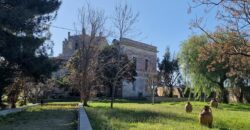 In agro di San Cesario Antico Casale dell’ 800 con piscina e campo da tennis