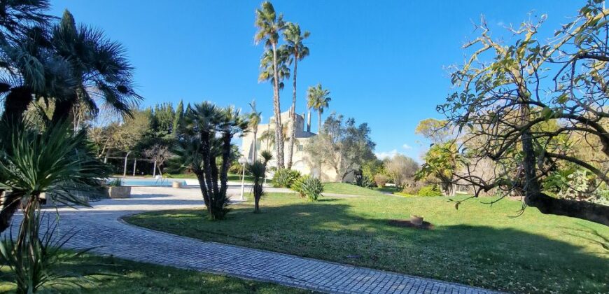 In agro di San Cesario Antico Casale dell’ 800 con piscina e campo da tennis