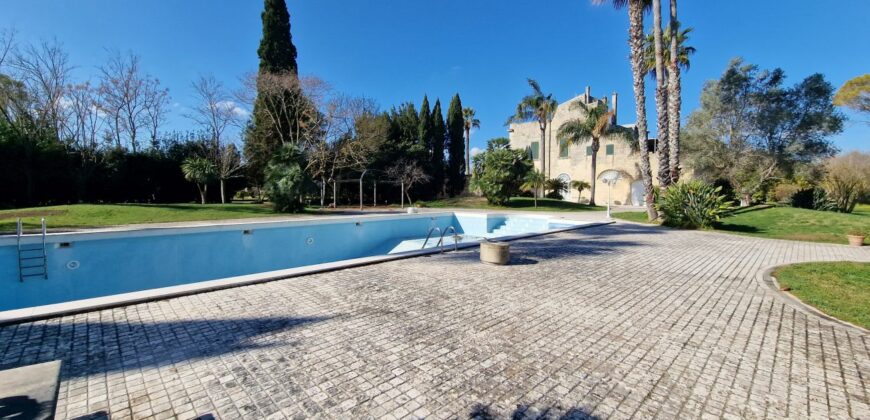 In agro di San Cesario Antico Casale dell’ 800 con piscina e campo da tennis