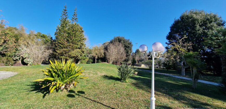 In agro di San Cesario Antico Casale dell’ 800 con piscina e campo da tennis