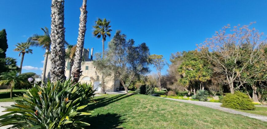 In agro di San Cesario Antico Casale dell’ 800 con piscina e campo da tennis