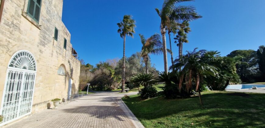 In agro di San Cesario Antico Casale dell’ 800 con piscina e campo da tennis