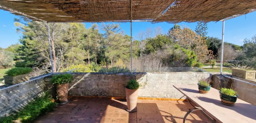 In agro di San Cesario Antico Casale dell’ 800 con piscina e campo da tennis