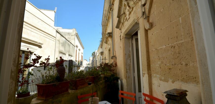 Lecce centro storico nei pressi del Duomo dimara rifinita con terrazzo