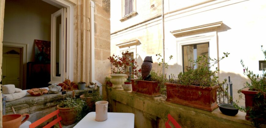 Lecce centro storico nei pressi del Duomo dimara rifinita con terrazzo