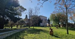 In agro di San Cesario Antico Casale dell’ 800 con piscina e campo da tennis