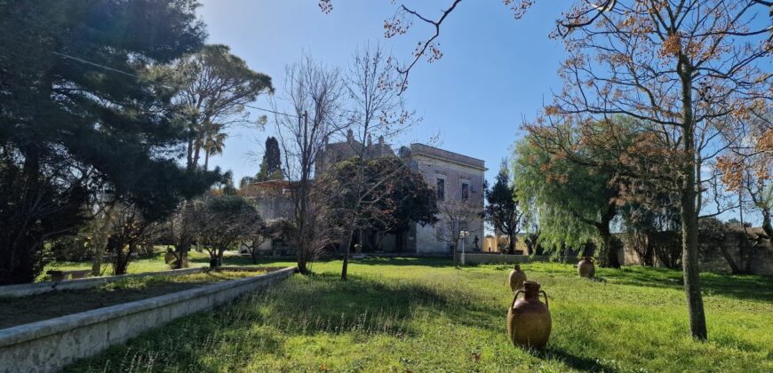 In agro di San Cesario Antico Casale dell’ 800 con piscina e campo da tennis