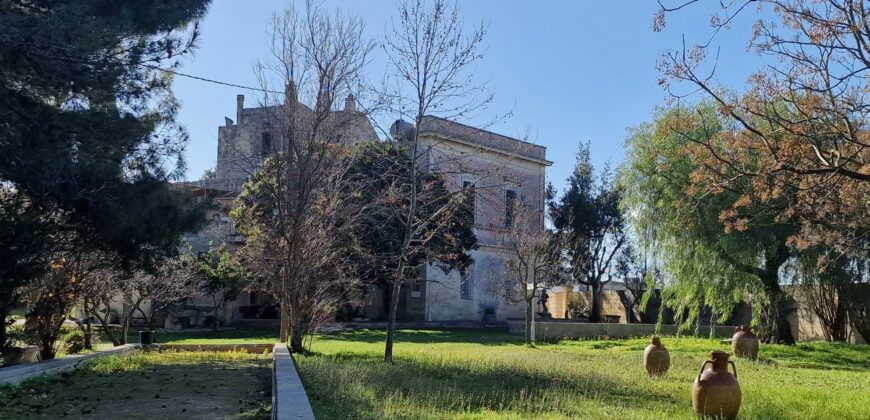 In agro di San Cesario Antico Casale dell’ 800 con piscina e campo da tennis