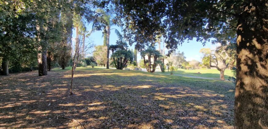 In agro di San Cesario Antico Casale dell’ 800 con piscina e campo da tennis