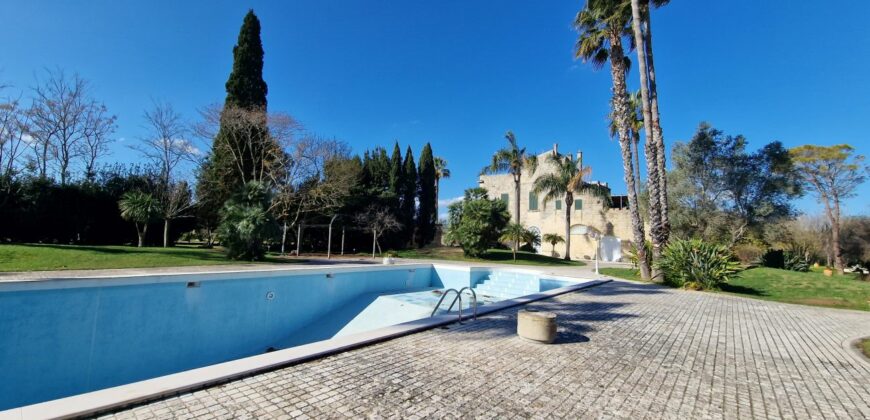 In agro di San Cesario Antico Casale dell’ 800 con piscina e campo da tennis