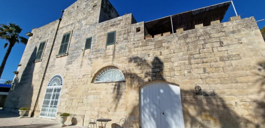 In agro di San Cesario Antico Casale dell’ 800 con piscina e campo da tennis